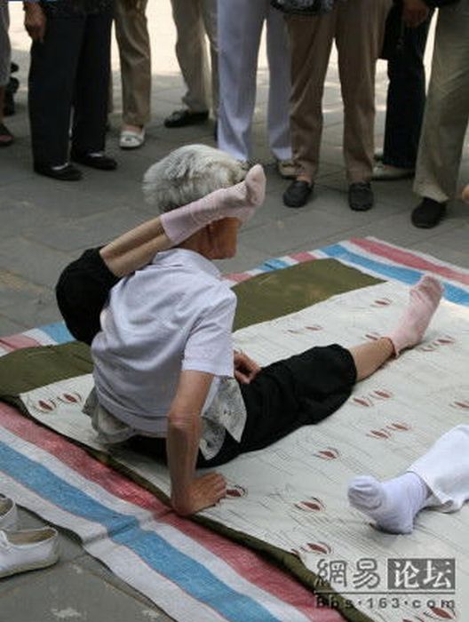 Yoga Grandma (10 pics)