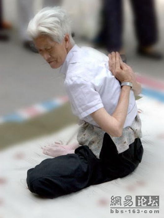 Yoga Grandma (10 pics)