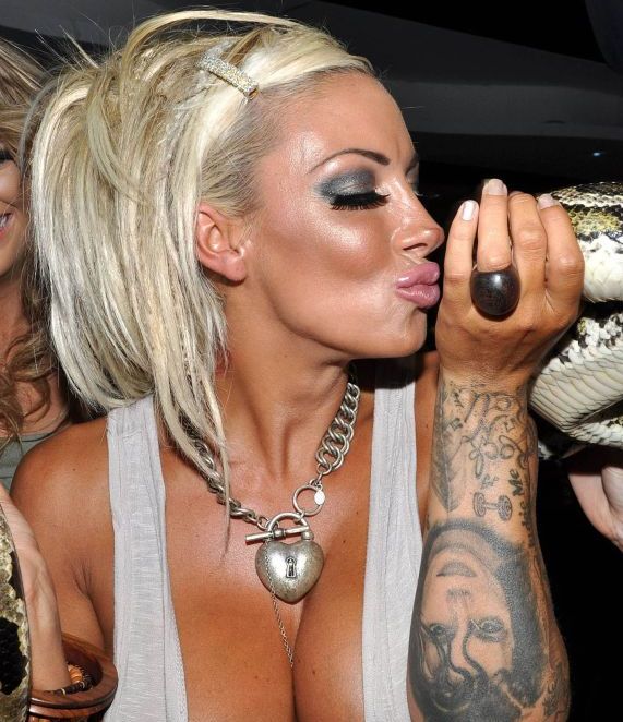 That's what I call a good dress. Jodie Marsh (9 pics)