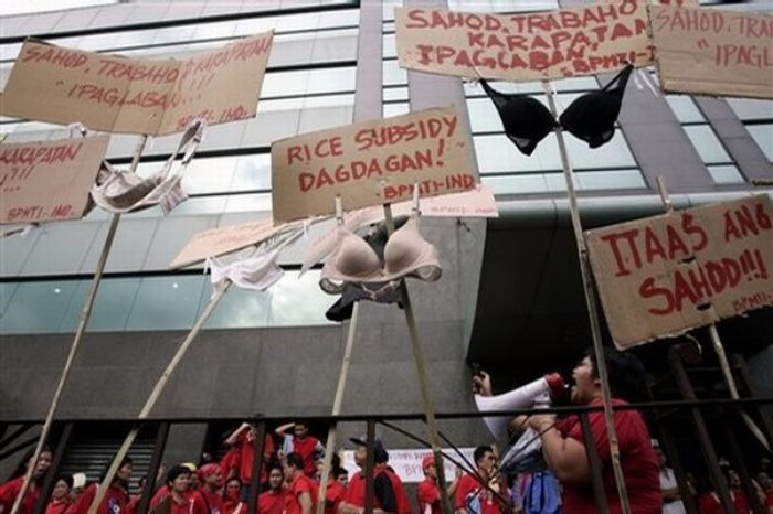 Underwear protest (14 pics)