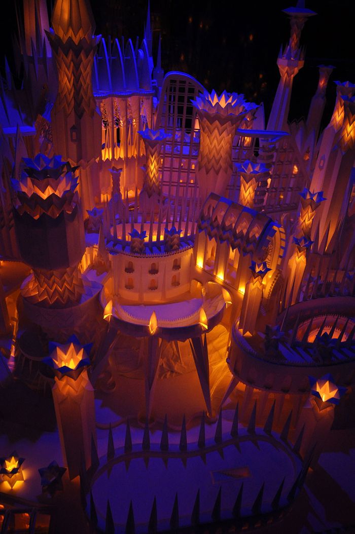 A Paper Craft Castle On the Ocean  (10 pics)