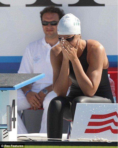 Top Italian swimmer is disqualified because of wardrobe malfunction (5 pics)