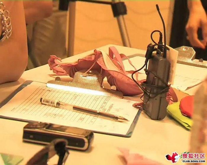 Chinese girl at a talent show  (9 pics)