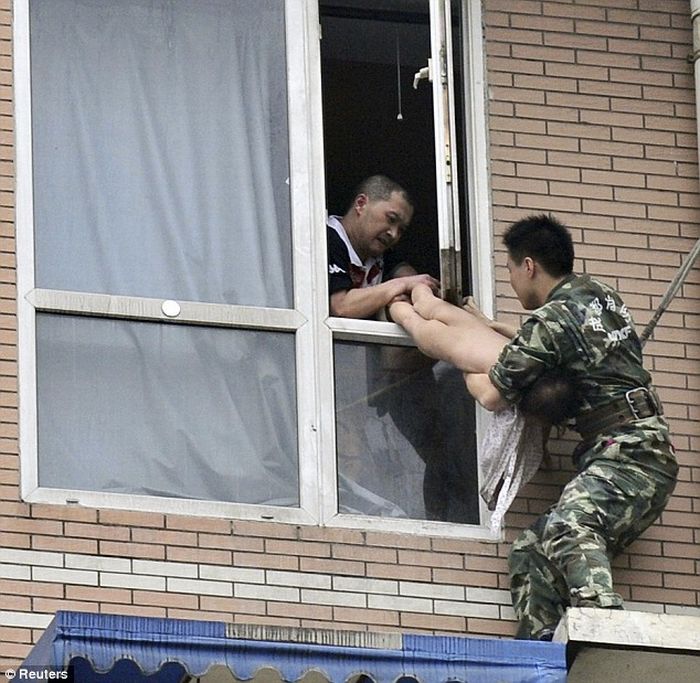 Brave police officer saves a child (7 pics)