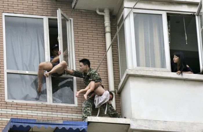 Brave police officer saves a child (7 pics)