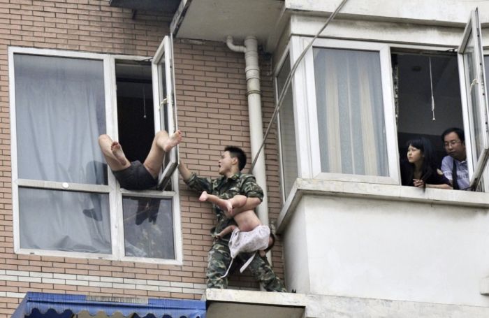 Brave police officer saves a child (7 pics)