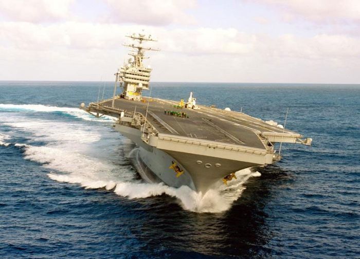 Turning an aircraft carrier (8 pics)