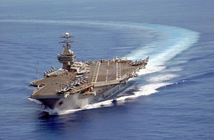 Turning an aircraft carrier (8 pics)