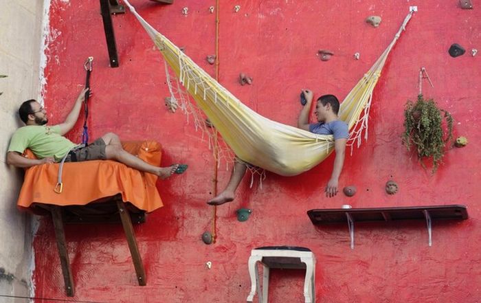 Hanging out eating, reading and sleeping (11 pics)