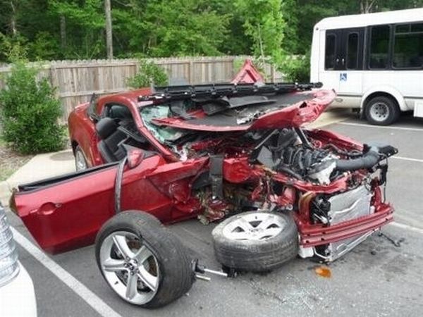 Mustang GT completely destroyed (5 pics)