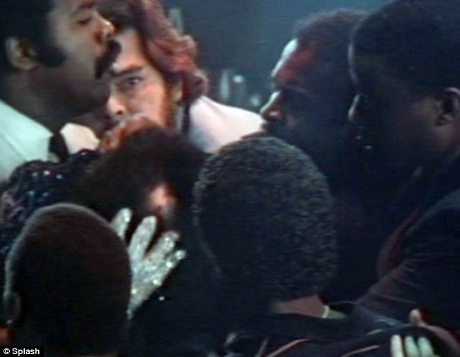 Michael Jackson's hair on fire (12 pics)