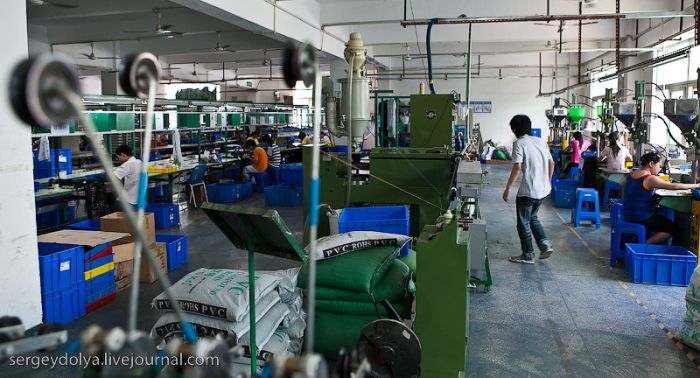 Chinese factories, that manufacture headphones, computer mice etc. (41 pics)