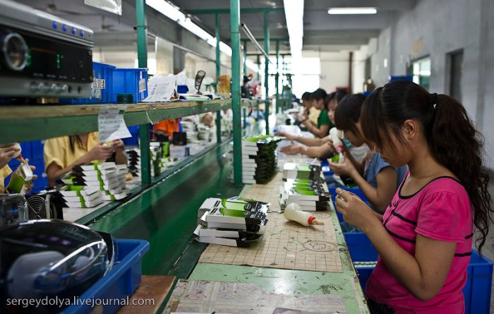 Chinese factories, that manufacture headphones, computer mice etc. (41 pics)