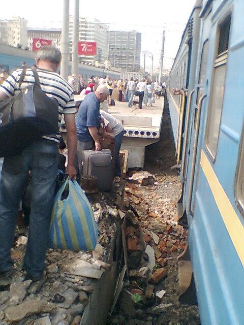 It's not easy to get on your train in Moscow (5 pics)