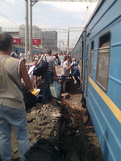 It's not easy to get on your train in Moscow (5 pics)