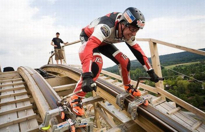 Skating down a rollercoaster (15 pics + video)