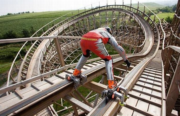 Skating down a rollercoaster (15 pics + video)