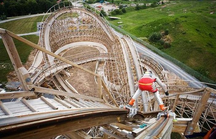 Skating down a rollercoaster (15 pics + video)