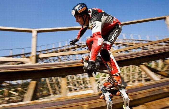 Skating down a rollercoaster (15 pics + video)