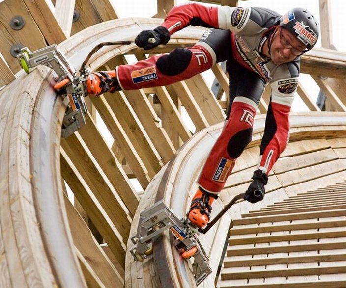 Skating down a rollercoaster (15 pics + video)