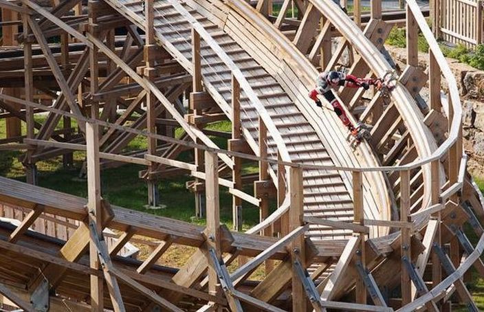 Skating down a rollercoaster (15 pics + video)