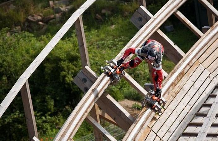 Skating down a rollercoaster (15 pics + video)