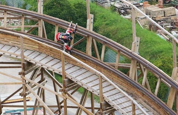 Skating down a rollercoaster (15 pics + video)