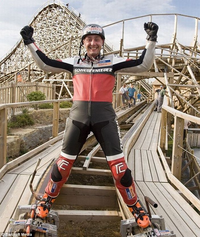 Skating down a rollercoaster (15 pics + video)