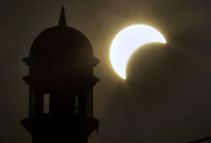 The longest solar eclipse of the century (42 pics)