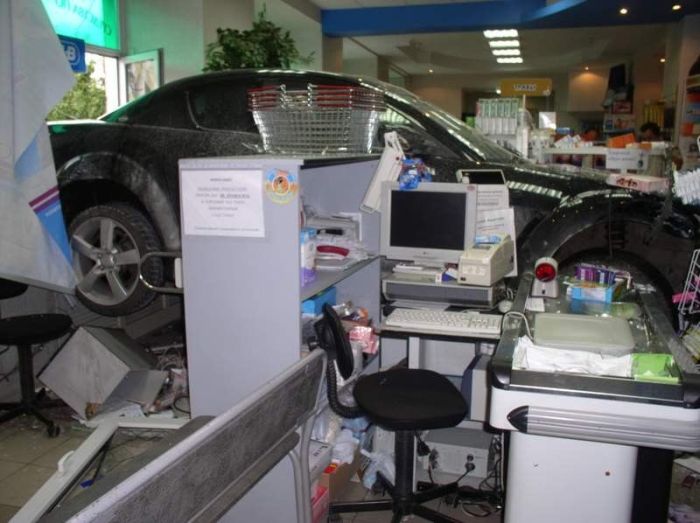 Russian girl parked in a drug store (3 pics)
