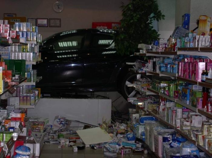 Russian girl parked in a drug store (3 pics)