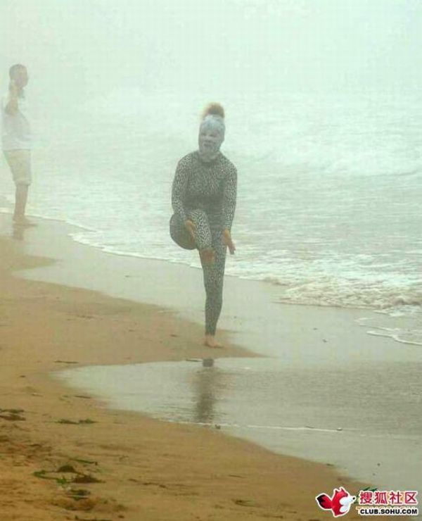 Strange bathing suit (6 pics)