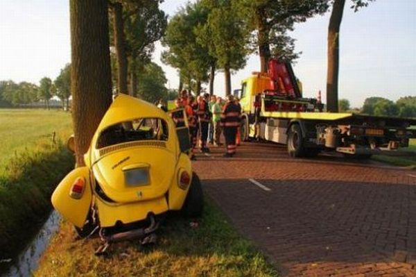 VW Beetle Accident  (4 pics)