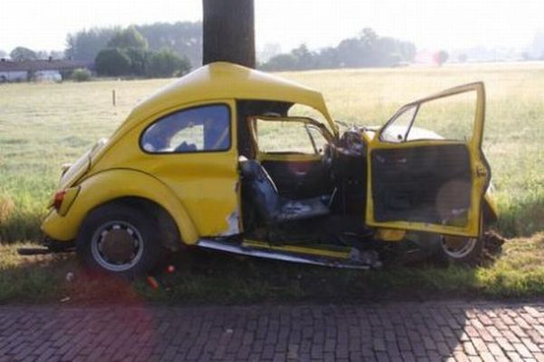 VW Beetle Accident  (4 pics)