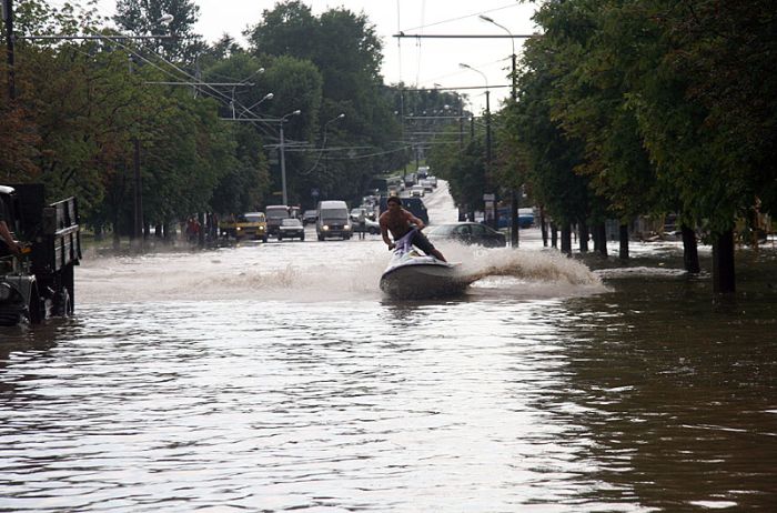 Having fun on the flooded streets (8 pics)