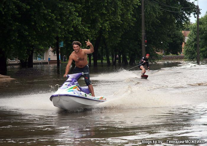 Having fun on the flooded streets (8 pics)