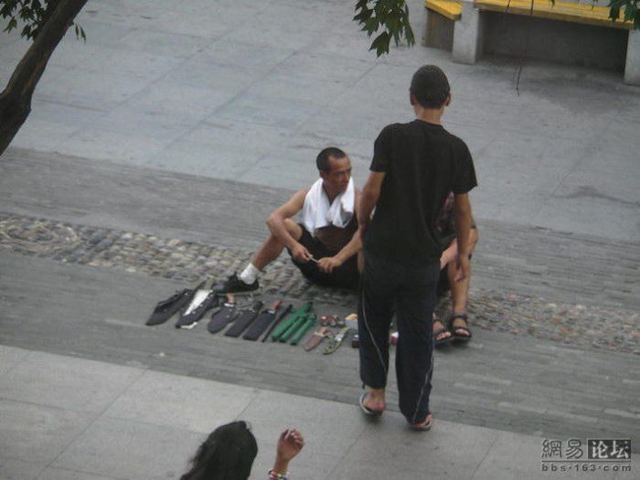 Illegal gun sales on the streets of China (11 pics)