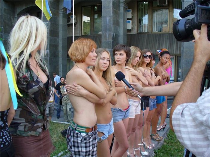 Ukrainian girls hate porn (6 pics)