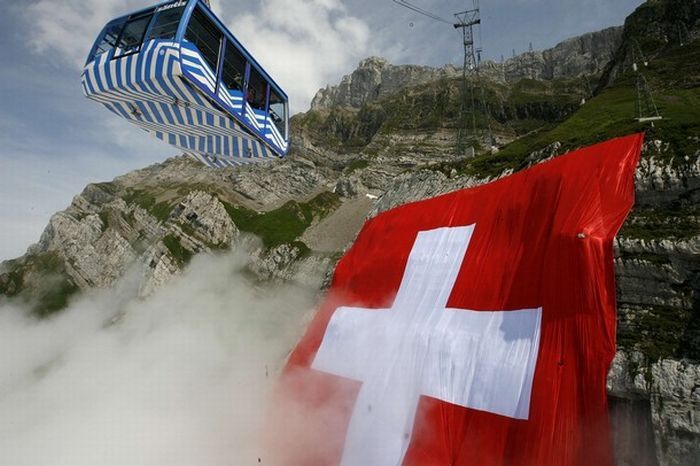 The world largest Swiss flag (16 pics)