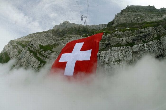 The world largest Swiss flag (16 pics)