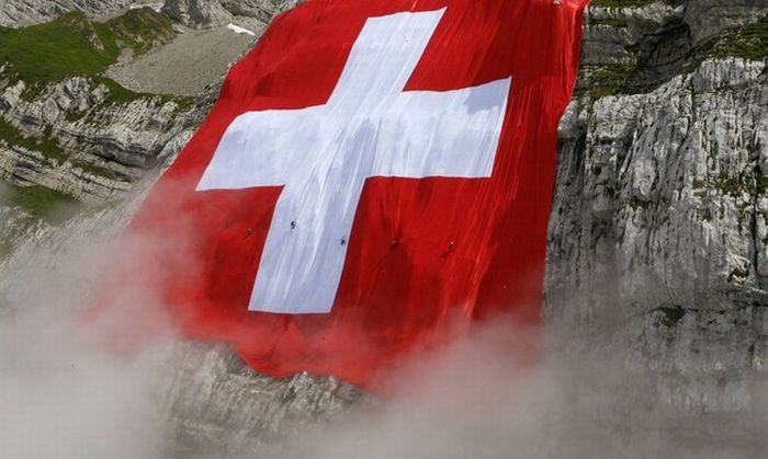 The world largest Swiss flag (16 pics)