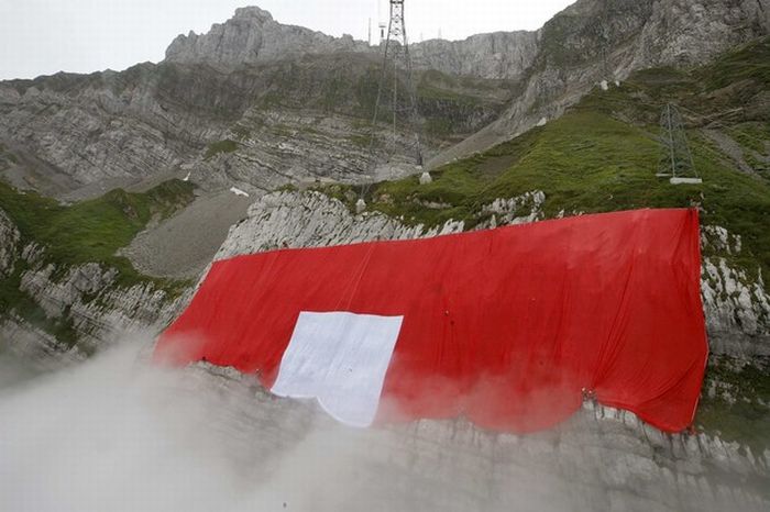 The world largest Swiss flag (16 pics)