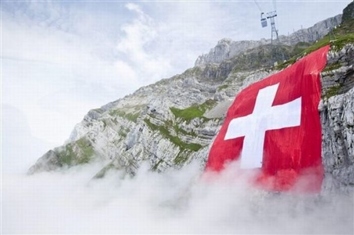 The world largest Swiss flag (16 pics)
