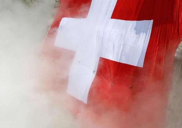 The world largest Swiss flag (16 pics)