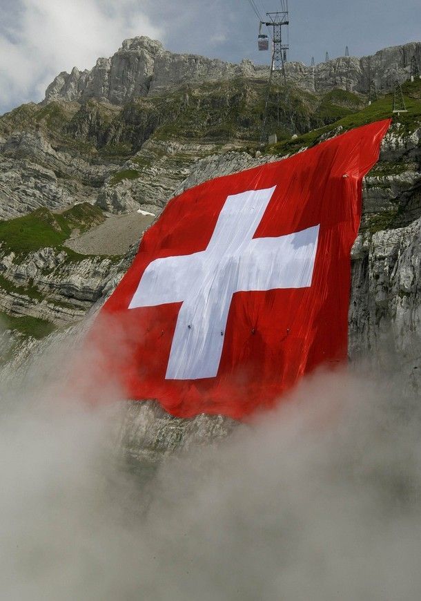 The world largest Swiss flag (16 pics)
