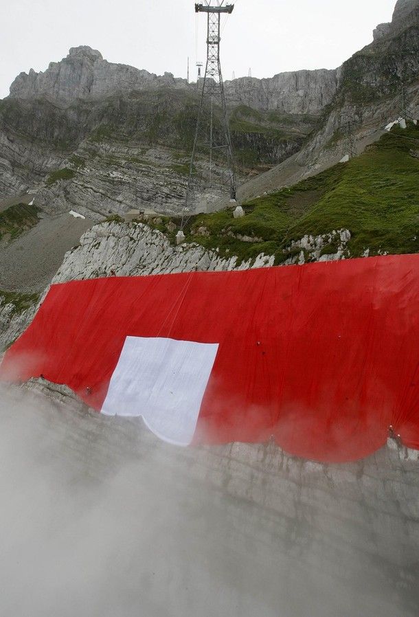 The world largest Swiss flag (16 pics)