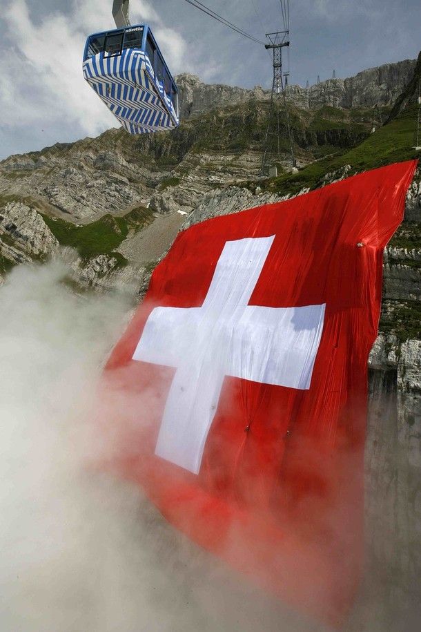 The world largest Swiss flag (16 pics)
