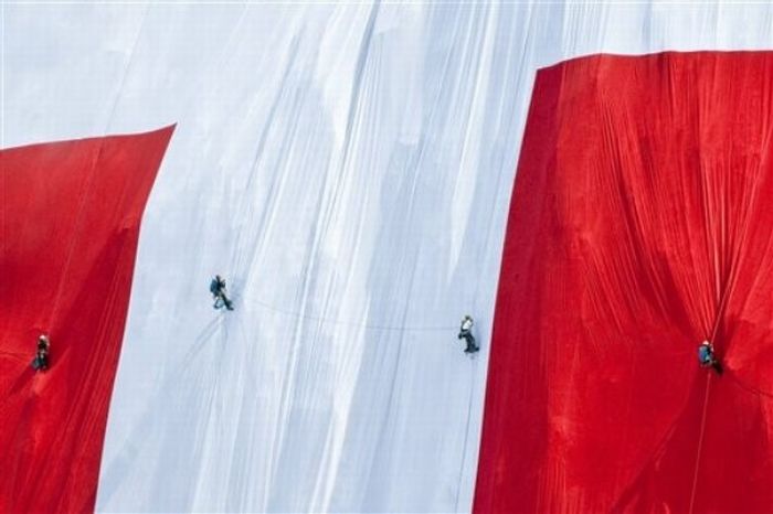 The world largest Swiss flag (16 pics)
