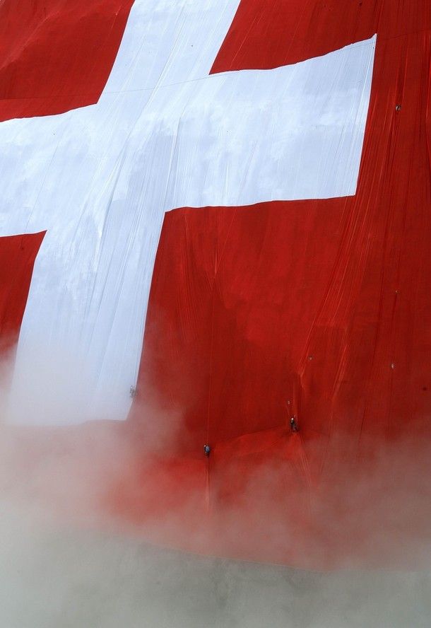 The world largest Swiss flag (16 pics)