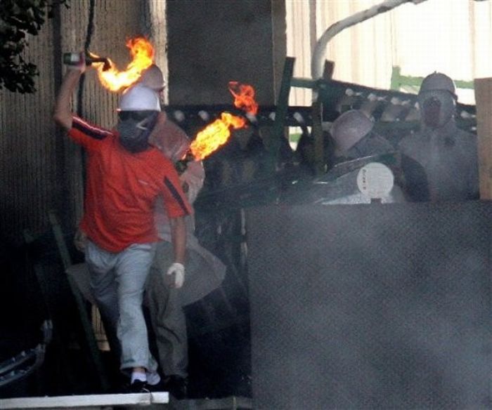SsangYong workers fight the South Korean police (28 pics)